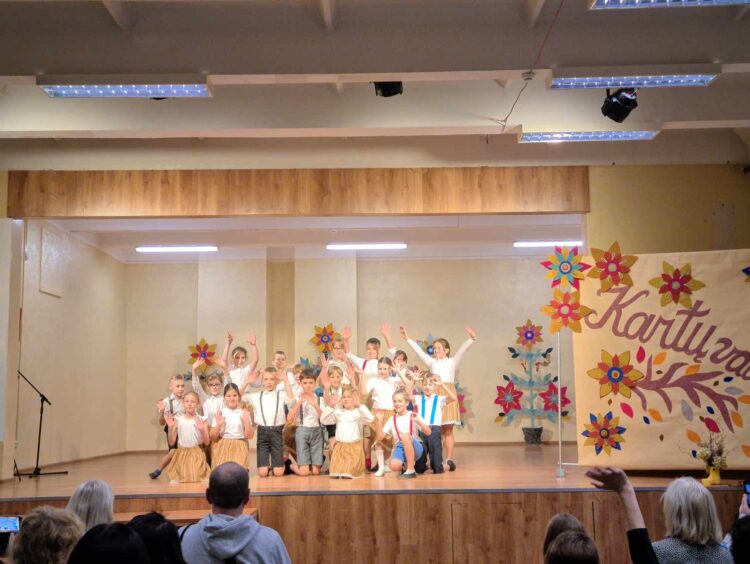 Mokyklos bendruomenės šventė „Kartų valsas“